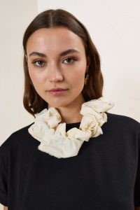 SOUVENIR T-shirt con collana tessuto