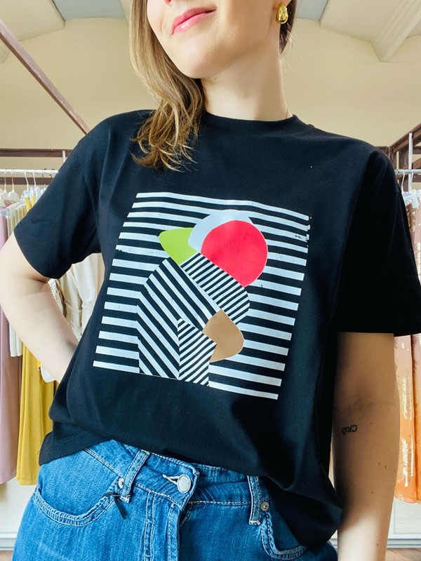 IM 70 T-shirt in cotone con disegno astratto abbraccio