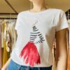 IM 70 T-shirt in cotone con disegno donna con la gonna rossa