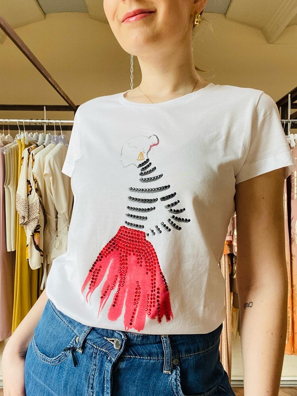 IM 70 T-shirt in cotone con disegno donna con la gonna rossa