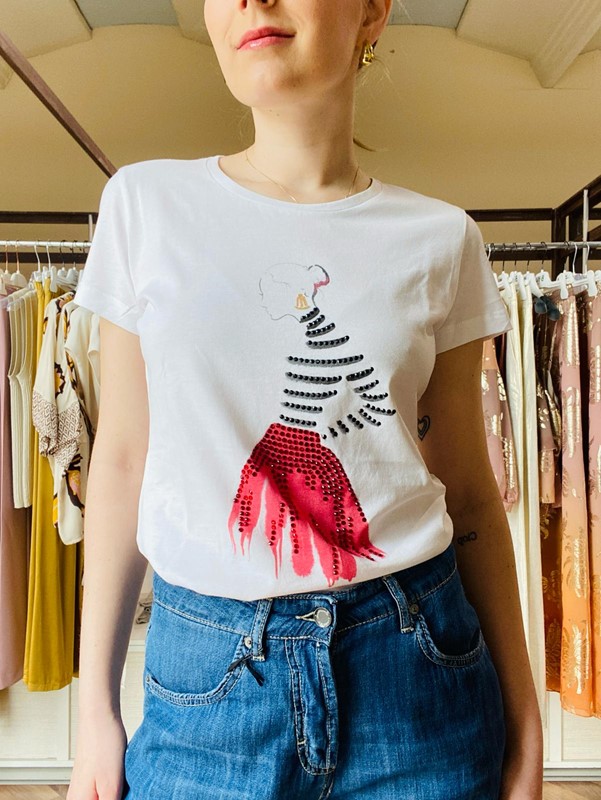 IM 70 T-shirt in cotone con disegno donna con la gonna rossa