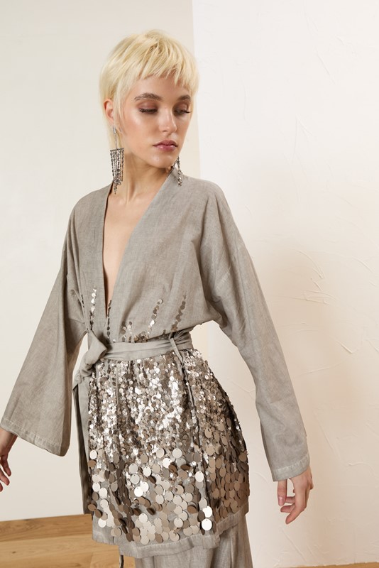 SOUVENIR Kimono con paillettes sul fondo e cintura in vita