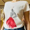IM 70 T-shirt in cotone con disegno donna con la gonna rossa