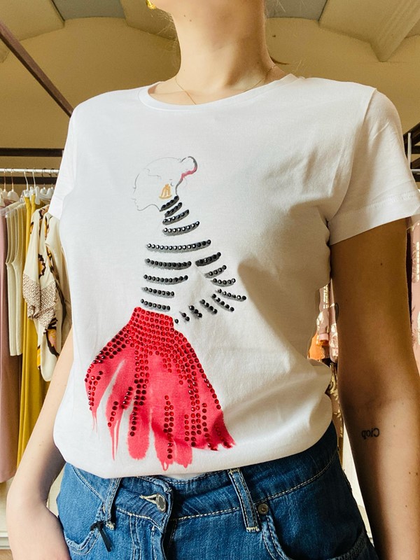IM 70 T-shirt in cotone con disegno donna con la gonna rossa
