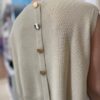 WHITE WISE Top in maglia con bottoni oro sul retro
